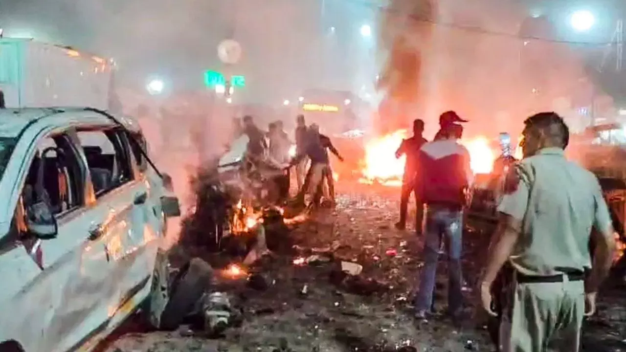 New Delhi: फ्यूल में विस्फोटक तत्व मिलने से दिल्ली में मची सनसनी New Delhi: फ्यूल में विस्फोटक तत्व मिलने से दिल्ली में मची सनसनी
