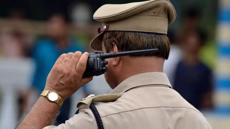 Assam के हैलाकांडी में पारिवारिक विवाद के दौरान भीड़ ने पुलिस पर हमला किया