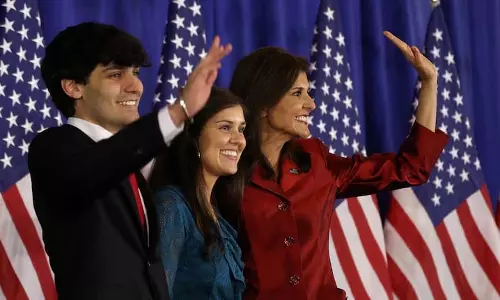 निक्की हेली के बेटे नलिन ने H-1B Visa और आव्रजन को समाप्त करने का आह्वान किया निक्की हेली के बेटे नलिन ने H-1B Visa और आव्रजन को समाप्त करने का आह्वान किया