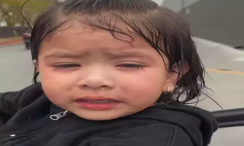 Chicago में अमेरिकी आव्रजन अभियान के दौरान एक वर्षीय बच्चे पर मिर्च स्प्रे किया गया