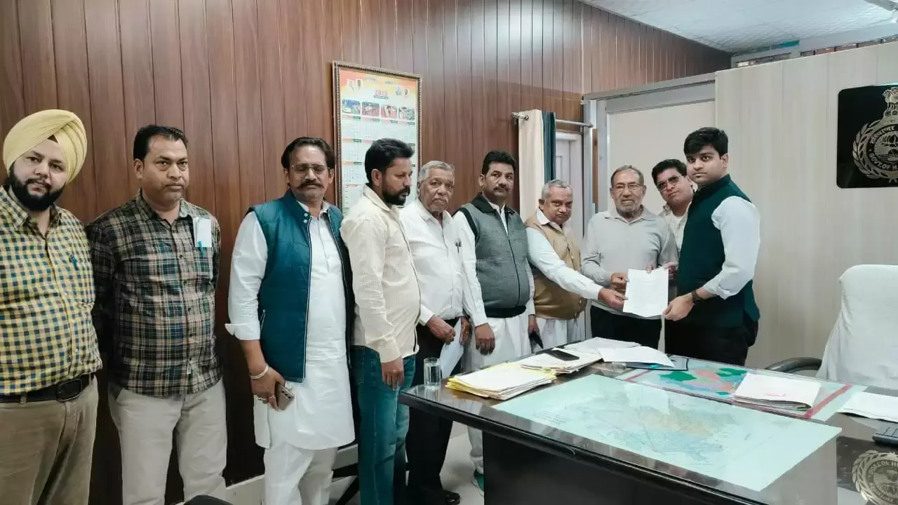 Sirsa: बंद रजिस्ट्रियां खोलने की मांग तेज, कांग्रेसियों ने प्रशासन को सौंपा ज्ञापन Sirsa: बंद रजिस्ट्रियां खोलने की मांग तेज, कांग्रेसियों ने प्रशासन को सौंपा ज्ञापन