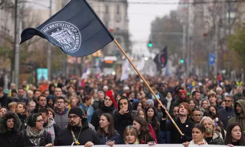 Serbia में प्रदर्शनकारियों ने अमेरिकी डेवलपमेंट प्रोजेक्ट को रोकने के लिए ह्यूमन शील्ड बनाई Serbia में प्रदर्शनकारियों ने अमेरिकी डेवलपमेंट प्रोजेक्ट को रोकने के लिए ह्यूमन शील्ड बनाई