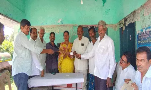 मत्स्य पालन सोसायटी के नए सदस्यों को पहचान पत्र प्रदान किए जाते हैं मत्स्य पालन सोसायटी के नए सदस्यों को पहचान पत्र प्रदान किए जाते हैं