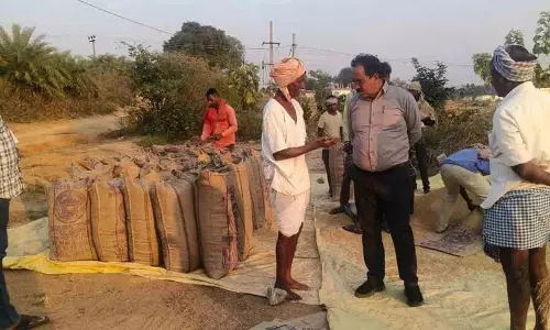 अनाज खरीद में देरी नहीं होनी चाहिए: Medak के अतिरिक्त कलेक्टर नागेश अनाज खरीद में देरी नहीं होनी चाहिए: Medak के अतिरिक्त कलेक्टर नागेश