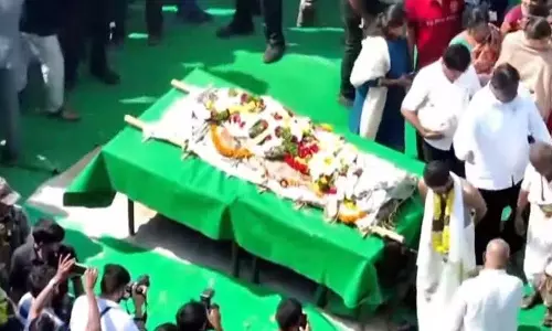 रेवंत रेड्डी ने कवि Ande Sri के अंतिम संस्कार में भाग लिया