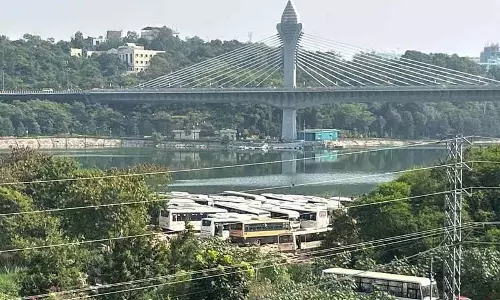 Durgam Lake पर अवैध पार्किंग से नैतिकता संबंधी चिंताएँ बढ़ीं, हाइड्रा के अधिकारी संदेह के घेरे में Durgam Lake पर अवैध पार्किंग से नैतिकता संबंधी चिंताएँ बढ़ीं, हाइड्रा के अधिकारी संदेह के घेरे में