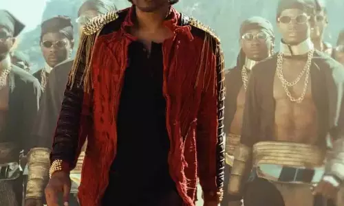Prabhas की राजा साब का नया पोस्टर रिलीज़, दिखा डांस और रंगों भरा अवतार