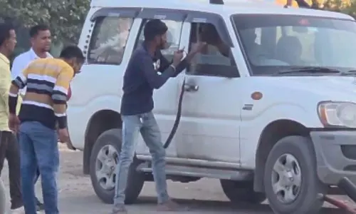 ओवरटेक विवाद में बीच सड़क पर स्कार्पियो चालक की बेल्ट से पिटाई, वीडियो वायरल ओवरटेक विवाद में बीच सड़क पर स्कार्पियो चालक की बेल्ट से पिटाई, वीडियो वायरल