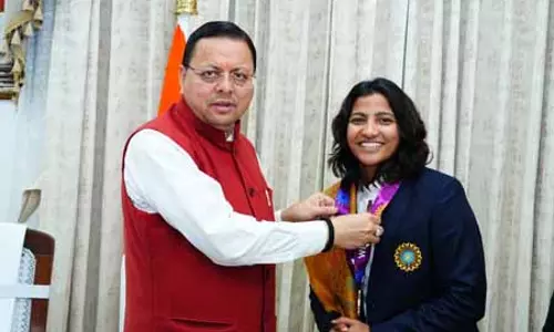 पुष्कर सिंह धामी ने विश्व कप विजेता टीम की सदस्य स्नेह राणा से की मुलाकात पुष्कर सिंह धामी ने विश्व कप विजेता टीम की सदस्य स्नेह राणा से की मुलाकात