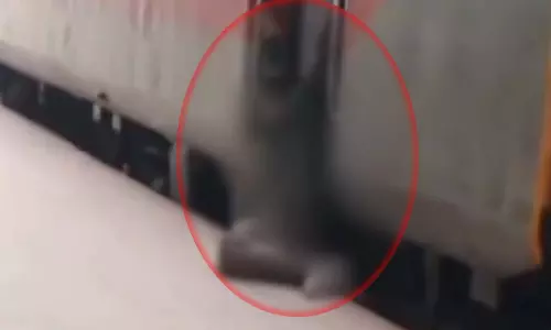 BREAKING: चौरी चौरा एक्सप्रेस से उतरते समय यात्री की मौत, देखें LIVE VIDEO... BREAKING: चौरी चौरा एक्सप्रेस से उतरते समय यात्री की मौत, देखें LIVE VIDEO...