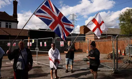 London में शरणार्थियों के लिए होटल रहने का UK हाई कोर्ट से हरी झंडी