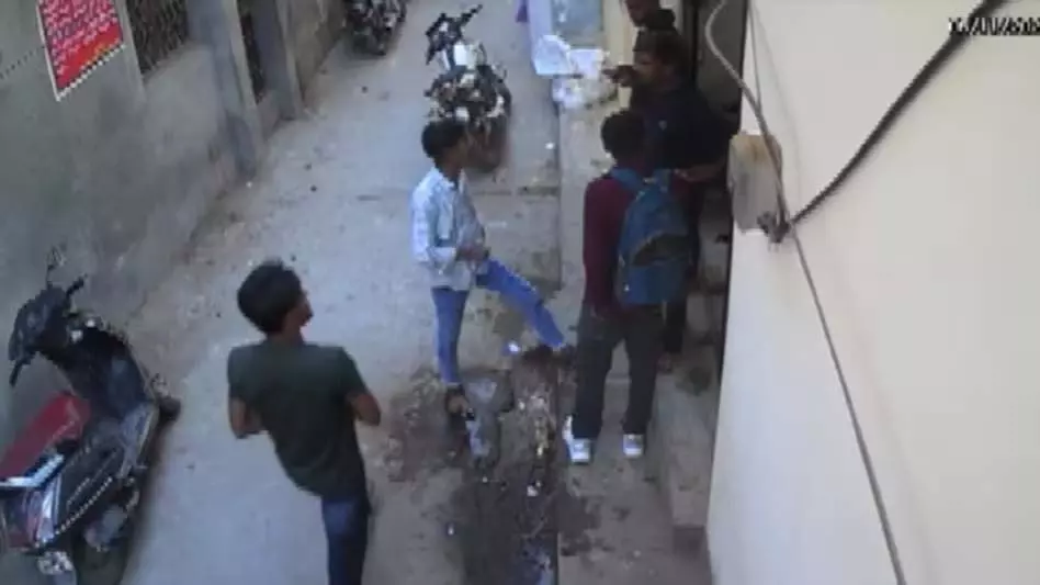 लाइब्रेरी में जमकर मारपीट, पीड़ित छात्र ने शिकायत की तो थाना प्रभारी से मिली धमकी लाइब्रेरी में जमकर मारपीट, पीड़ित छात्र ने शिकायत की तो थाना प्रभारी से मिली धमकी