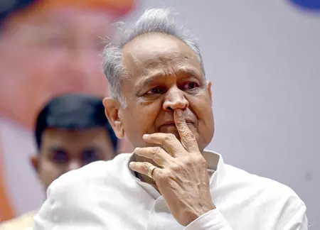 अशोक गहलोत ने राजस्थान की कानून व्यवस्था पर उठाए सवाल, भाजपा नेता की हत्या पर बोले- यह जंगलराज का संकेत अशोक गहलोत ने राजस्थान की कानून व्यवस्था पर उठाए सवाल, भाजपा नेता की हत्या पर बोले- यह जंगलराज का संकेत