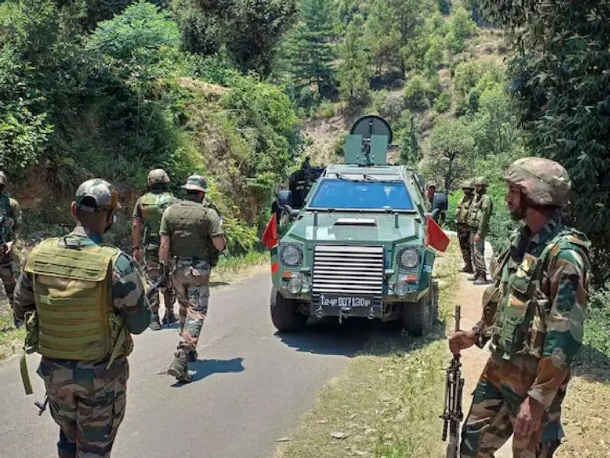 Srinagar: पुलवामा में कई गिरफ्तारियों के बाद जम्मू-कश्मीर में बढ़ा अलर्ट Srinagar: पुलवामा में कई गिरफ्तारियों के बाद जम्मू-कश्मीर में बढ़ा अलर्ट