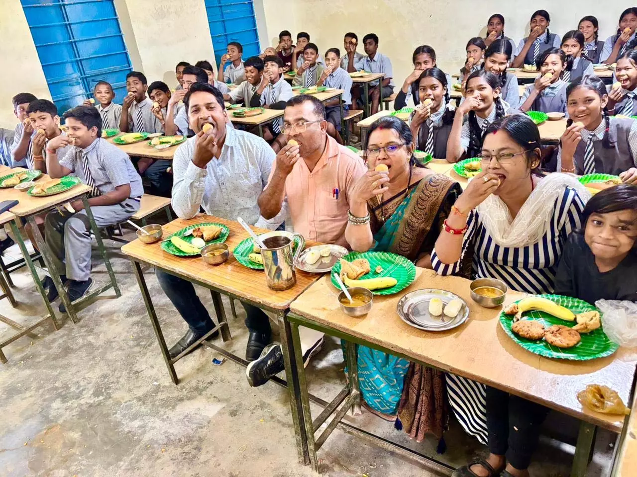 शिक्षिका ने अपने जन्मदिन पर बच्चों को समोसे की पार्टी दी शिक्षिका ने अपने जन्मदिन पर बच्चों को समोसे की पार्टी दी