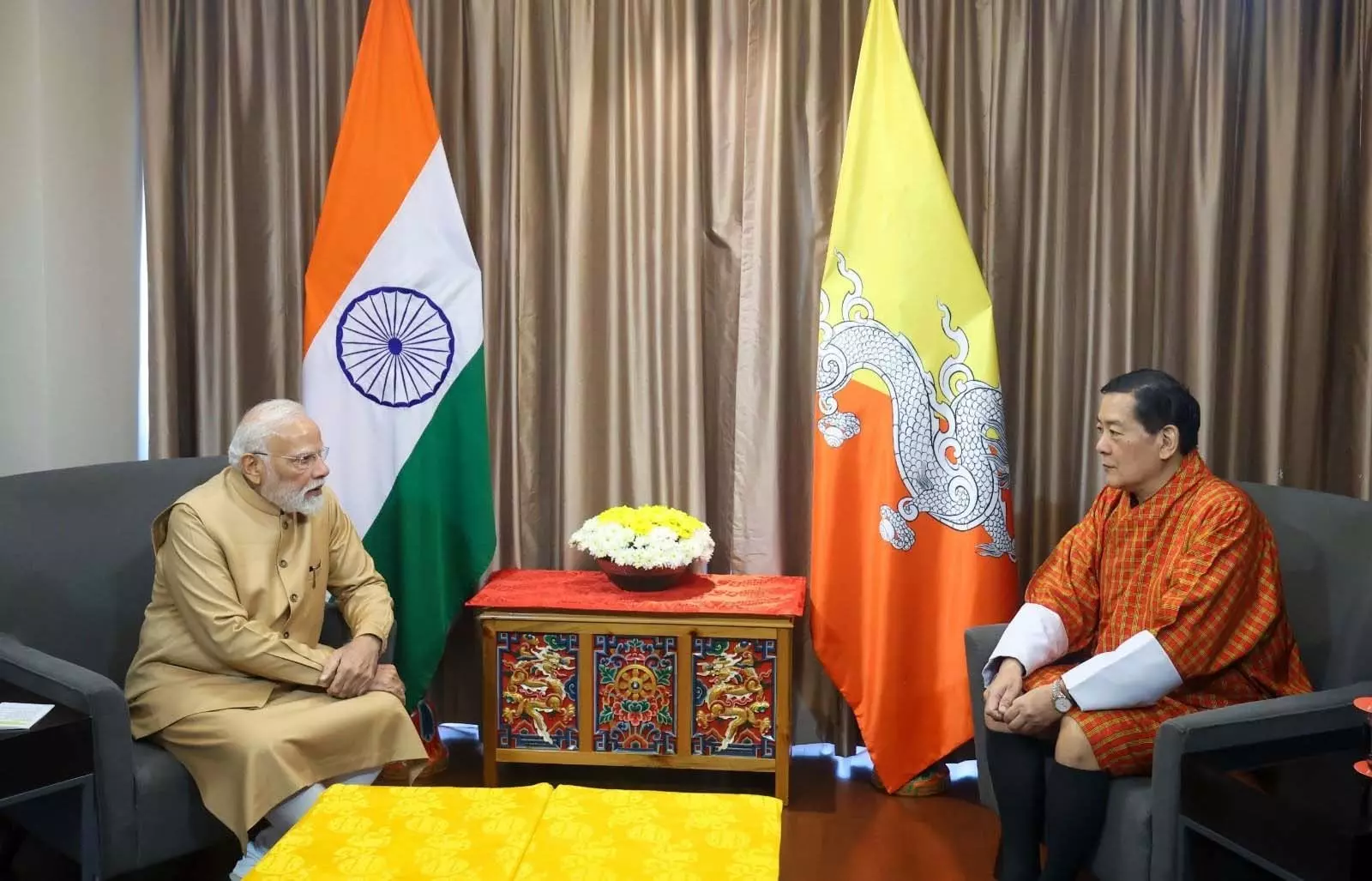 पीएम मोदी ने की भूटान के चौथे नरेश से मुलाकात, वैश्विक शांति प्रार्थना महोत्सव में लिया भाग पीएम मोदी ने की भूटान के चौथे नरेश से मुलाकात, वैश्विक शांति प्रार्थना महोत्सव में लिया भाग