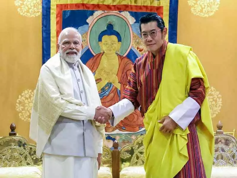 पीएम मोदी और भूटान नरेश ने ऊर्जा, क्षमता निर्माण व रक्षा सहयोग पर चर्चा की पीएम मोदी और भूटान नरेश ने ऊर्जा, क्षमता निर्माण व रक्षा सहयोग पर चर्चा की