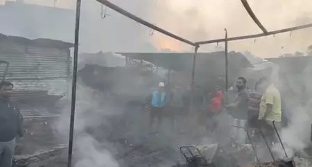 बाजार में भीषण आग, सैकड़ों दुकानें जलकर खाक, दुकानदारों को भारी नुकसान बाजार में भीषण आग, सैकड़ों दुकानें जलकर खाक, दुकानदारों को भारी नुकसान