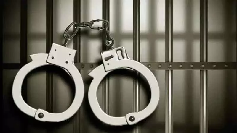 J&K पुलिस ने ‘सफेदपोश’ आतंकी मॉड्यूल में हरियाणा के धर्मगुरु को हिरासत में लिया J&K पुलिस ने ‘सफेदपोश’ आतंकी मॉड्यूल में हरियाणा के धर्मगुरु को हिरासत में लिया