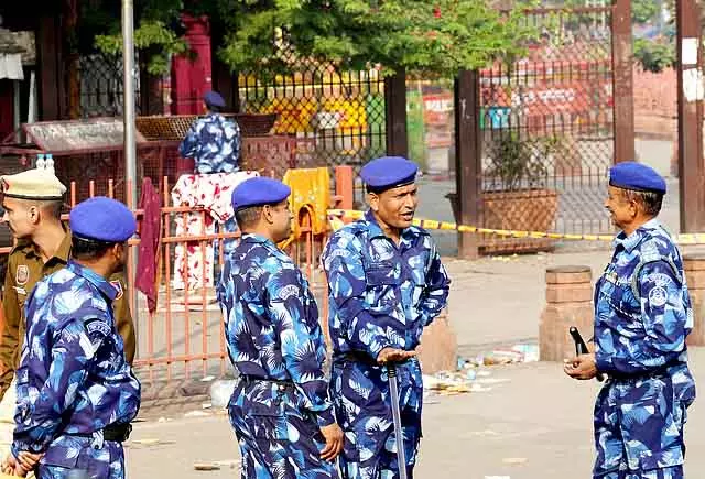 दिल्ली विस्फोट: पुलिस हाई अलर्ट पर, शहर भर में सुरक्षा जांच तेज दिल्ली विस्फोट: पुलिस हाई अलर्ट पर, शहर भर में सुरक्षा जांच तेज