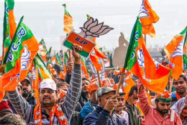 जनमत सर्वेक्षणों में एनडीए की लहर, महागठबंधन को करारा झटका जनमत सर्वेक्षणों में एनडीए की लहर, महागठबंधन को करारा झटका