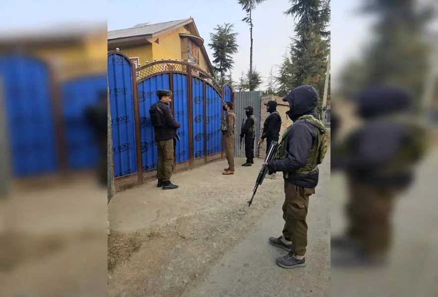 आतंकवाद की कमर तोड़ने वाला एक्शन, सुरक्षाबलों ने छापे के बाद हिरासत में लिए कई संदिग्ध आतंकवाद की कमर तोड़ने वाला एक्शन, सुरक्षाबलों ने छापे के बाद हिरासत में लिए कई संदिग्ध