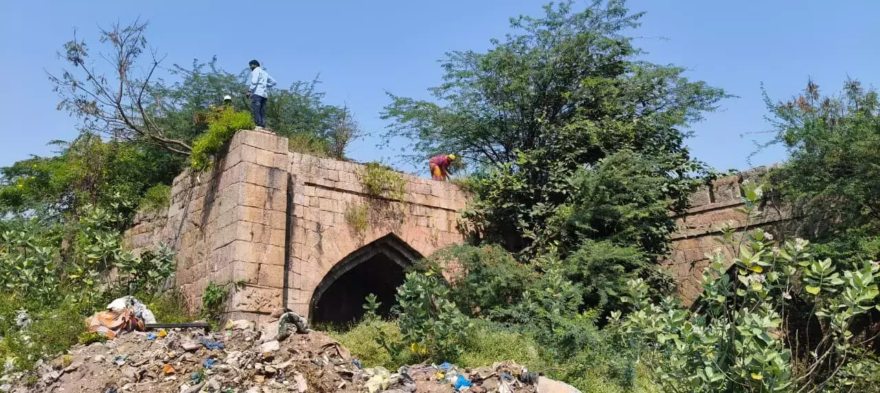 Telangana : पाटनचेरु दरवाजा पूरी तरह से उपेक्षा में है Telangana : पाटनचेरु दरवाजा पूरी तरह से उपेक्षा में है
