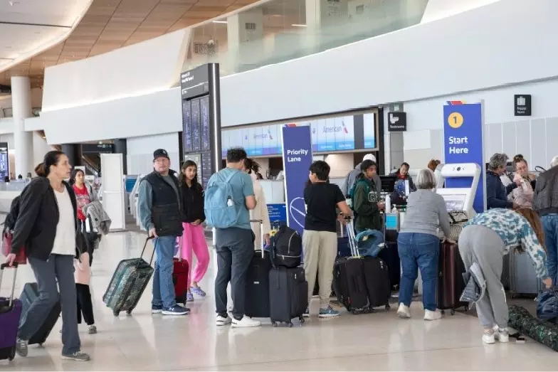 अमेरिका में सरकारी शटडाउन खत्म होने के करीब, उड़ानों में व्यवधान जारी अमेरिका में सरकारी शटडाउन खत्म होने के करीब, उड़ानों में व्यवधान जारी