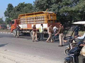 Bareilly: सीएनजी लीक के कारण फतेहगंज पश्चिमी में सुरक्षा अलर्ट Bareilly: सीएनजी लीक के कारण फतेहगंज पश्चिमी में सुरक्षा अलर्ट