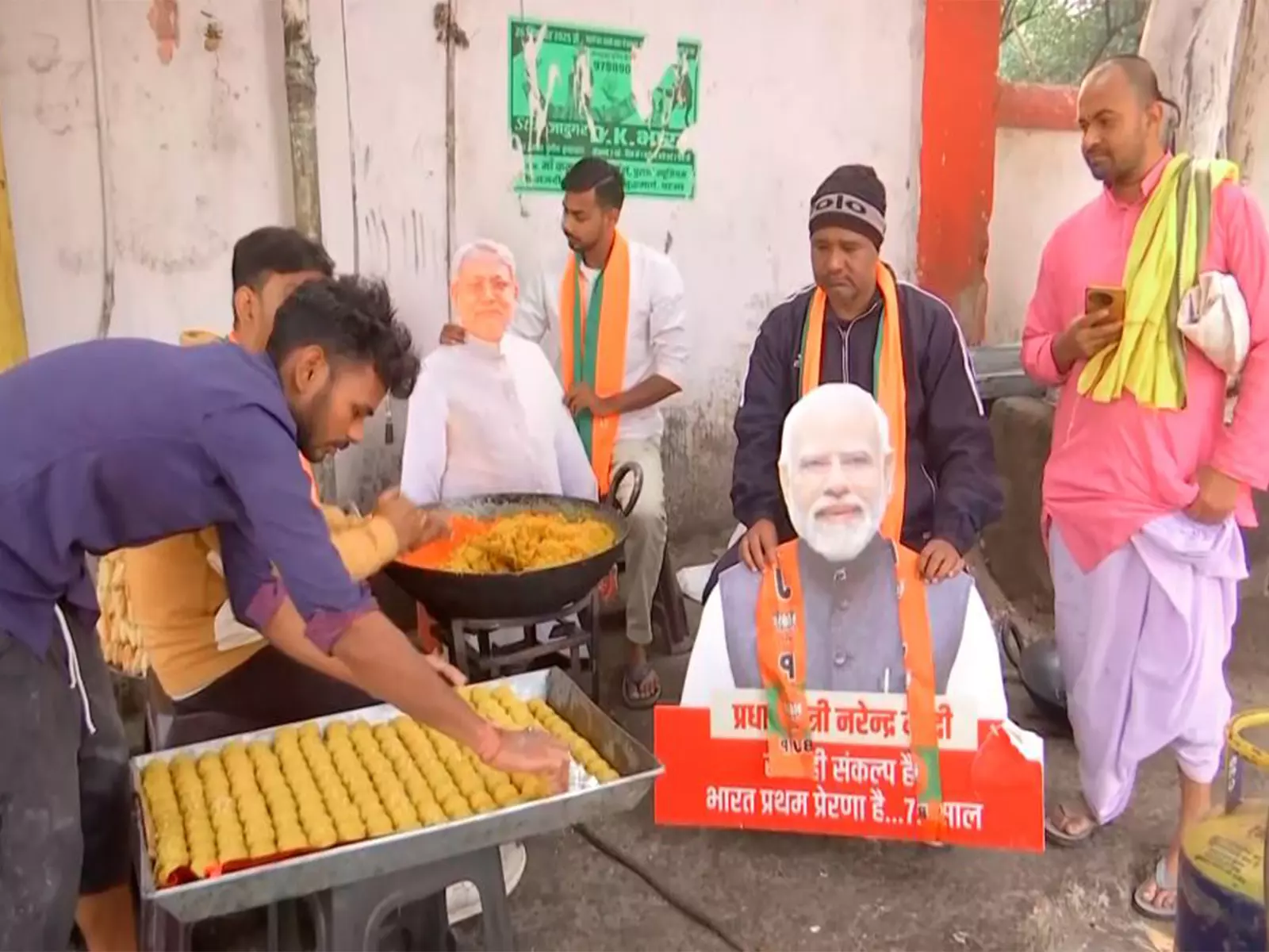 NDA की संभावित जीत पर जश्न की तैयारी, बिहार में भाजपा कार्यकर्ताओं ने बनाए 501 किलो लड्डू NDA की संभावित जीत पर जश्न की तैयारी, बिहार में भाजपा कार्यकर्ताओं ने बनाए 501 किलो लड्डू