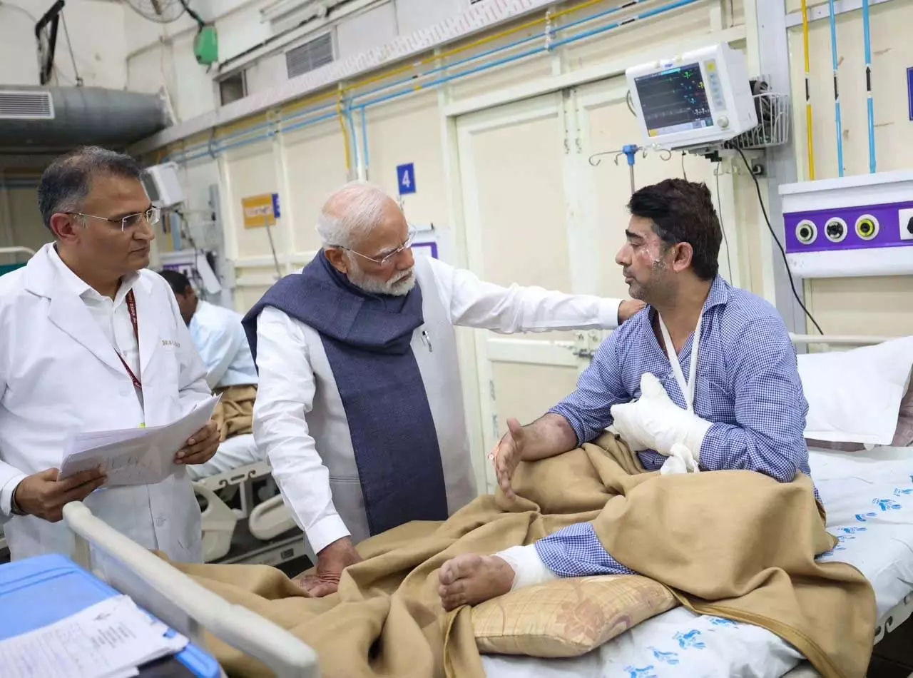 प्रधानमंत्री मोदी भूटान से लौटते ही अस्पताल पहुंचे, कार ब्लास्ट में घायल लोगों से की मुलाकात प्रधानमंत्री मोदी भूटान से लौटते ही अस्पताल पहुंचे, कार ब्लास्ट में घायल लोगों से की मुलाकात