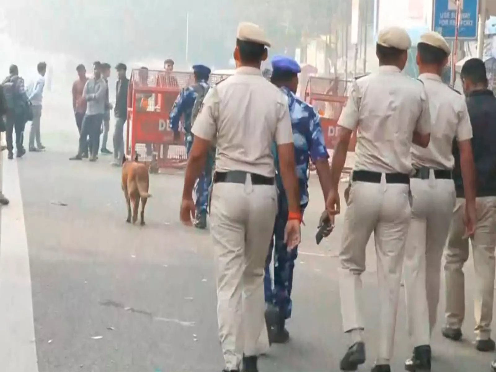 Delhi: सुरक्षा बलों ने लाल किले के पास विस्फोट स्थल की जांच की Delhi: सुरक्षा बलों ने लाल किले के पास विस्फोट स्थल की जांच की