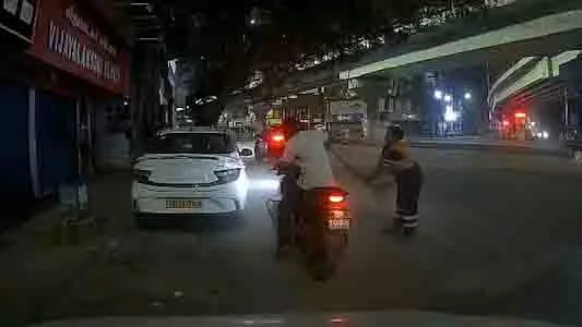 Chennai में महिला सफ़ाईकर्मी ने बाइक सवार को झाड़ू से मारा Chennai में महिला सफ़ाईकर्मी ने बाइक सवार को झाड़ू से मारा