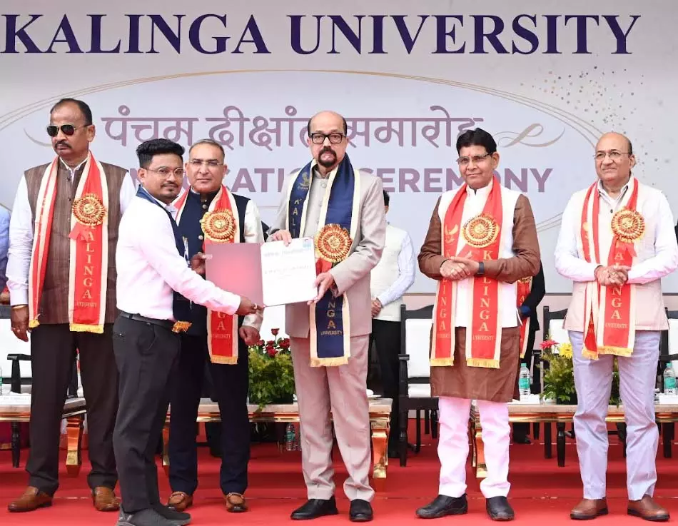 राज्यपाल डेका कलिंगा विश्वविद्यालय के पंचम् दीक्षांत समारोह में हुए शामिल राज्यपाल डेका कलिंगा विश्वविद्यालय के पंचम् दीक्षांत समारोह में हुए शामिल