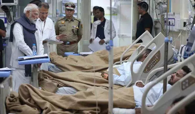 PM Modi ने दिल्ली विस्फोट पीड़ितों से मुलाकात की PM Modi ने दिल्ली विस्फोट पीड़ितों से मुलाकात की