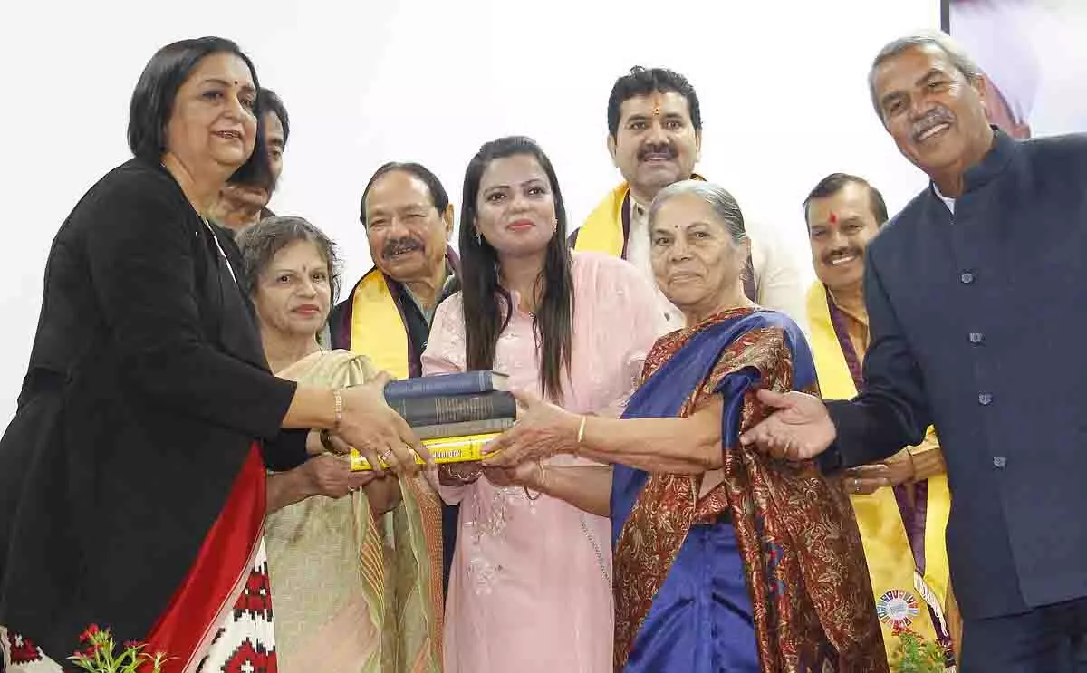 Indore: होलकर कॉलेज को 284 दुर्लभ पुस्तकें दान में मिलीं Indore: होलकर कॉलेज को 284 दुर्लभ पुस्तकें दान में मिलीं