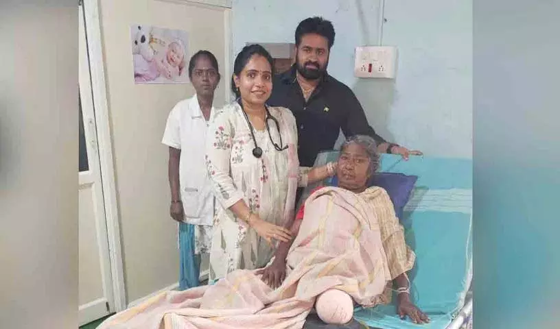 Kolhapur में डॉक्टरों ने एक गरीब बुजुर्ग महिला को चिकित्सा सहायता प्रदान की Kolhapur में डॉक्टरों ने एक गरीब बुजुर्ग महिला को चिकित्सा सहायता प्रदान की