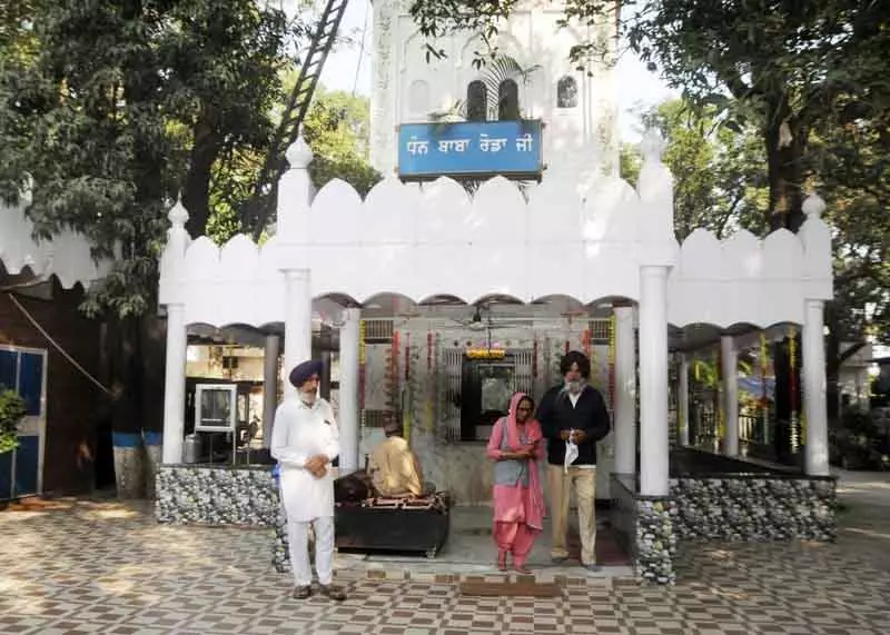 Amritsar: दरगाह जहां प्रसाद के रूप में चढ़ाई जाती है शराब Amritsar: दरगाह जहां प्रसाद के रूप में चढ़ाई जाती है शराब