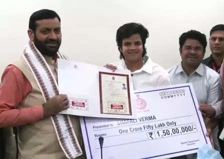 शेफाली बनीं हरियाणा महिला आयोग की ब्रांड एंबेसडर, सीएम सैनी ने सौंपा 1.5 करोड़ रुपए का चेक शेफाली बनीं हरियाणा महिला आयोग की ब्रांड एंबेसडर, सीएम सैनी ने सौंपा 1.5 करोड़ रुपए का चेक