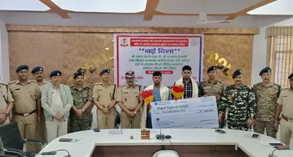 Jharkhand: लातेहार में 5 लाख रुपये के इनामी दो उग्रवादियों ने किया आत्मसमर्पण Jharkhand: लातेहार में 5 लाख रुपये के इनामी दो उग्रवादियों ने किया आत्मसमर्पण