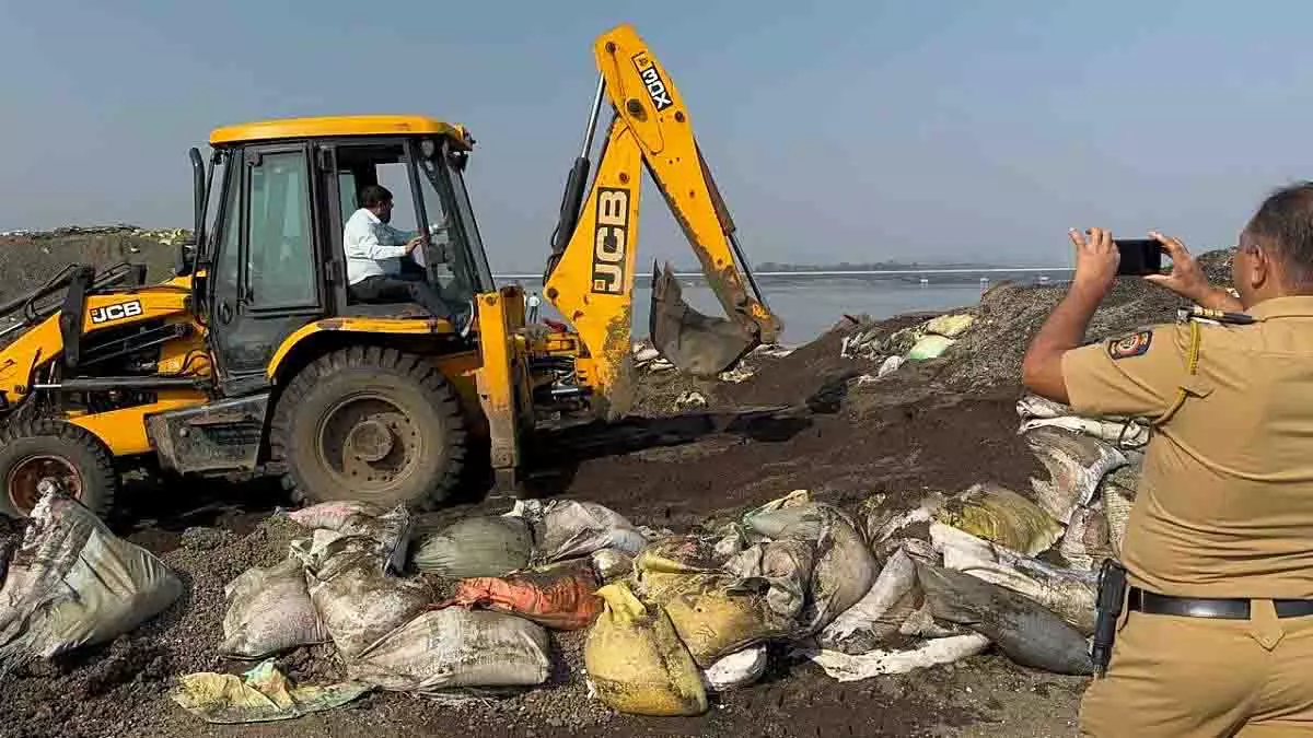 Palghar: विरार में अवैध रेत खनन का भंडाफोड़ Palghar: विरार में अवैध रेत खनन का भंडाफोड़
