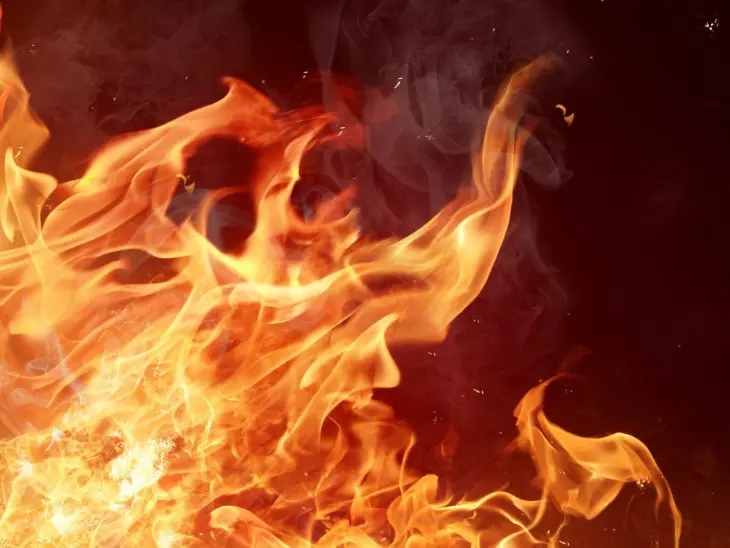 Lucknow: फैक्टरी में धमाके के बाद लगी आग से इलाके में अफरातफरी Lucknow: फैक्टरी में धमाके के बाद लगी आग से इलाके में अफरातफरी