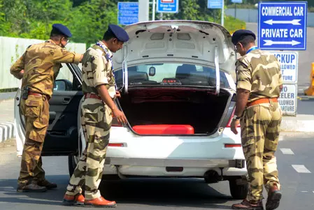 कार विस्फोट: लाल रंग की संदिग्ध गाड़ी की तलाश में जुटी पुलिस कार विस्फोट: लाल रंग की संदिग्ध गाड़ी की तलाश में जुटी पुलिस