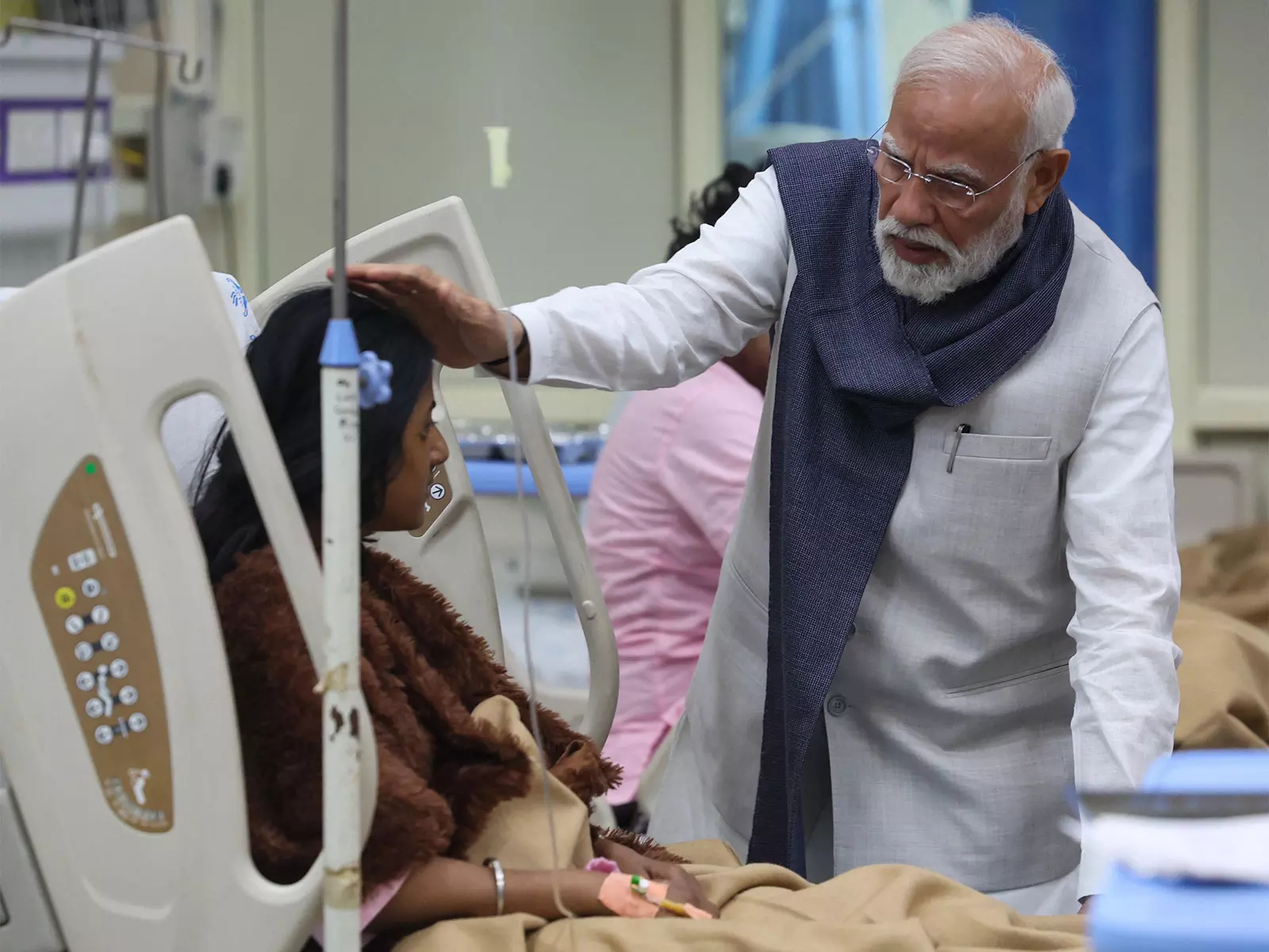 प्रधानमंत्री मोदी दिल्ली विस्फोट के घायल पीड़ितों से मिलने LNJP अस्पताल पहुंचे प्रधानमंत्री मोदी दिल्ली विस्फोट के घायल पीड़ितों से मिलने LNJP अस्पताल पहुंचे