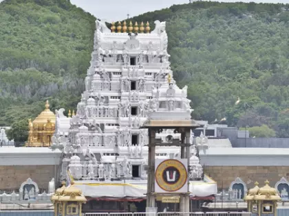 तिरुपति लड्डू विवाद: टीटीडी के पूर्व ईओ दूसरे दिन भी SIT के समक्ष पेश हुए तिरुपति लड्डू विवाद: टीटीडी के पूर्व ईओ दूसरे दिन भी SIT के समक्ष पेश हुए