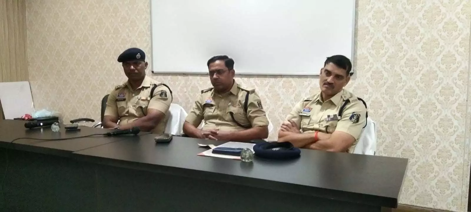 तेलघानी नाका में जाम की समस्या पर रायपुर यातायात पुलिस की पहल तेलघानी नाका में जाम की समस्या पर रायपुर यातायात पुलिस की पहल