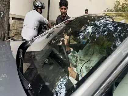 बॉलीवुड लीजेंड अमिताभ बच्चन ने शहर में कार चलाकर दिखाया हुनर बॉलीवुड लीजेंड अमिताभ बच्चन ने शहर में कार चलाकर दिखाया हुनर