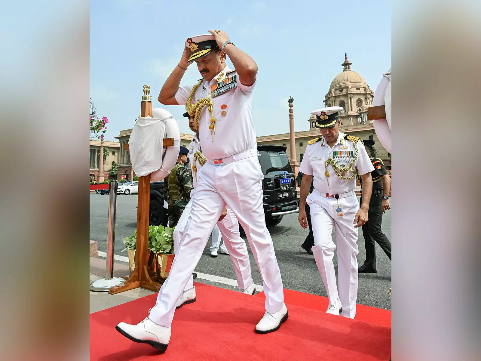 CNS एडमिरल त्रिपाठी अमेरिका रवाना, भारत-अमेरिका समुद्री साझेदारी मजबूत करने के उद्देश्य से CNS एडमिरल त्रिपाठी अमेरिका रवाना, भारत-अमेरिका समुद्री साझेदारी मजबूत करने के उद्देश्य से