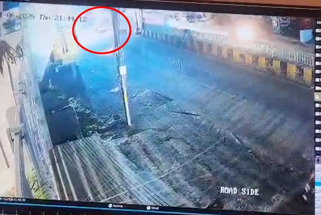 शराबी युवक ने महिला को मोपेड से मारी जोरदार टक्कर, CCTV में कैद हुई घटना शराबी युवक ने महिला को मोपेड से मारी जोरदार टक्कर, CCTV में कैद हुई घटना
