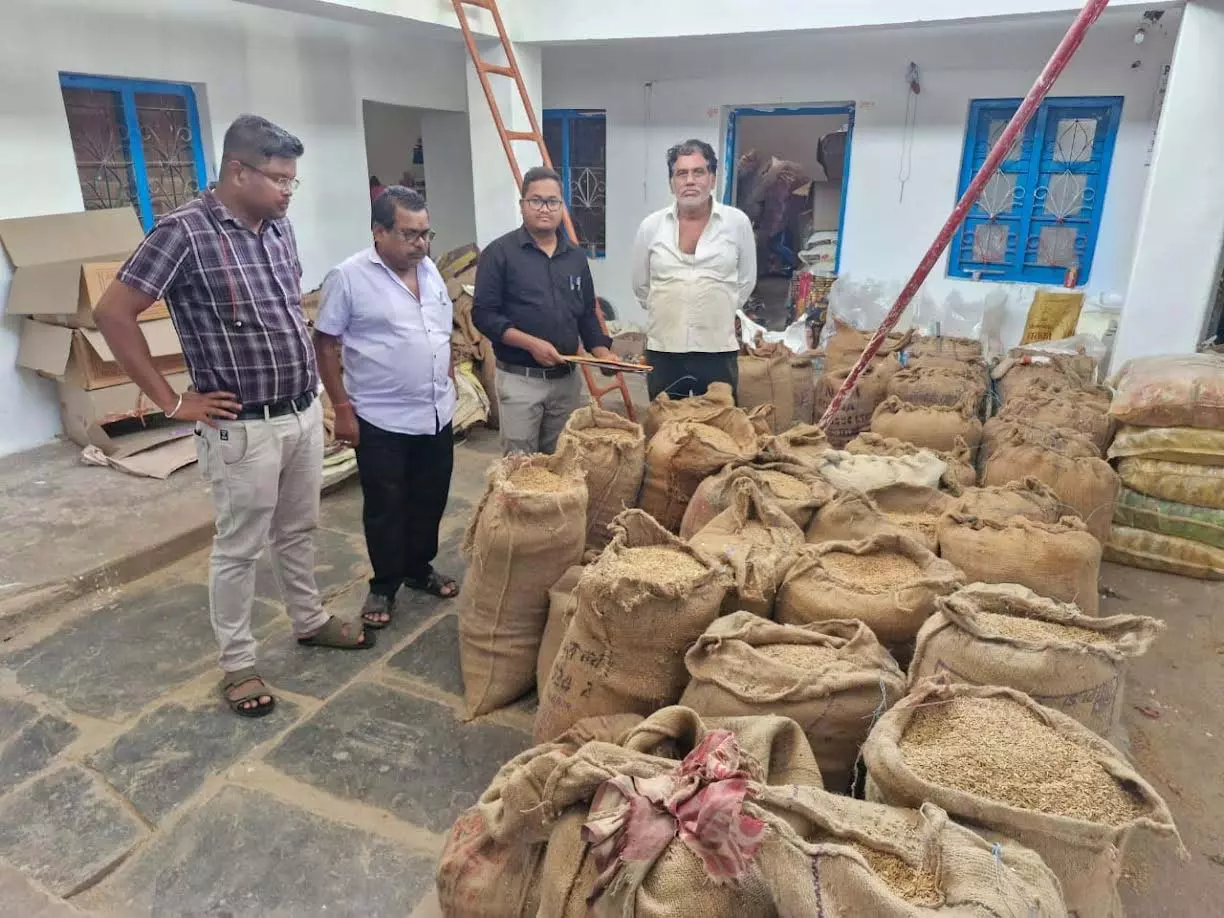 अवैध धान भंडारण पर प्रशासन की सख्त कार्रवाई, दो प्रतिष्ठानों से 152 कट्टा धान जब्त अवैध धान भंडारण पर प्रशासन की सख्त कार्रवाई, दो प्रतिष्ठानों से 152 कट्टा धान जब्त